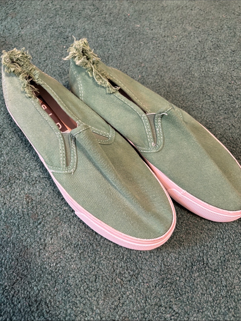 Women’s Slip-On Canvas Sneakers in Olive Green